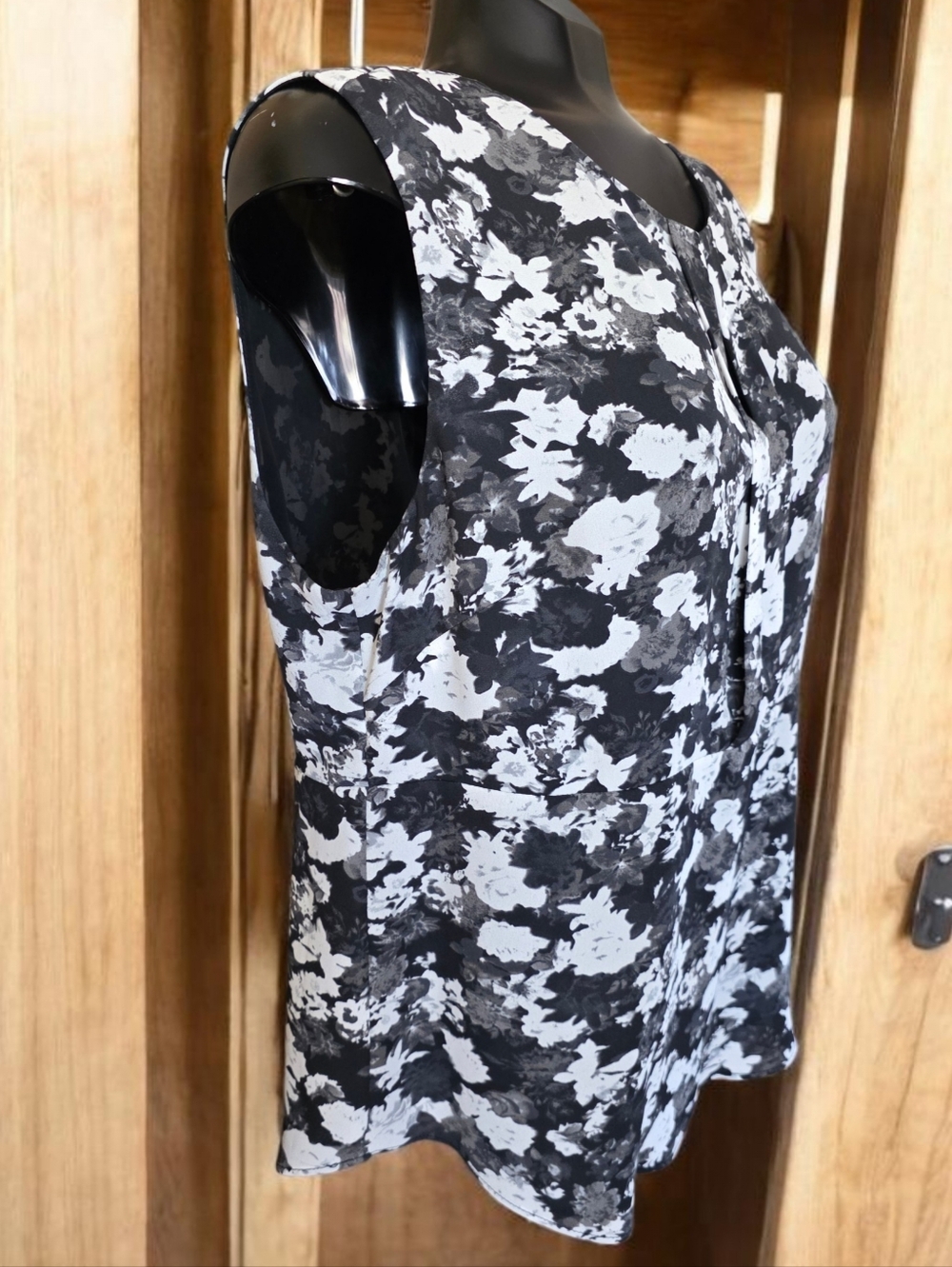 Dex Black & White Lightweight Floral Sleeveless V-Neck Top With Keyhole Back - Picture 4 of 13